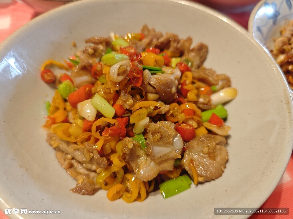 美味多彩的炒肉塊