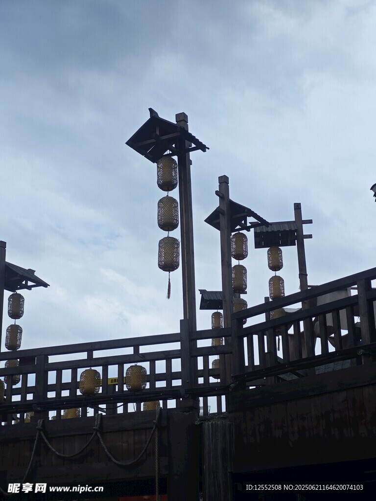 古風橋畔燈籠裝飾景觀