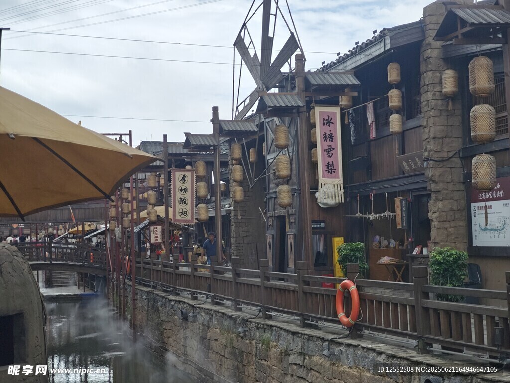 古街河畔風景