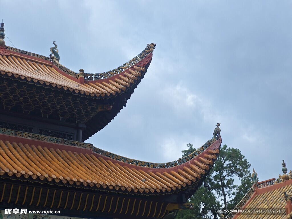 中式古建筑屋頂一角