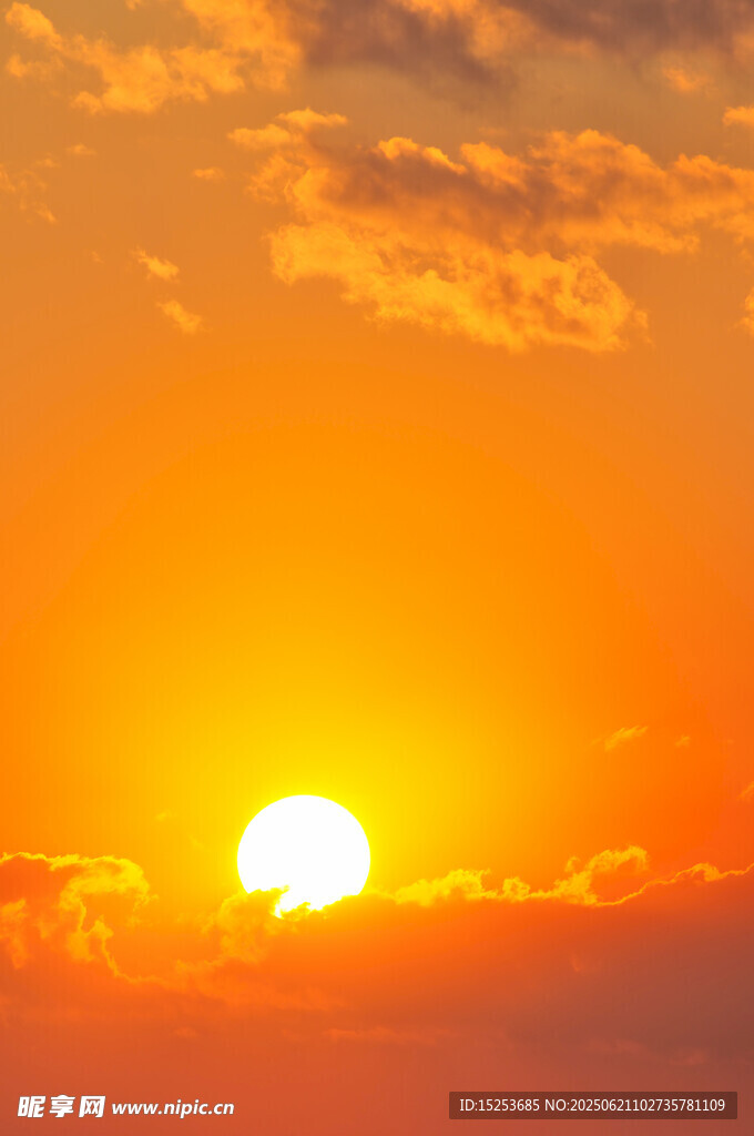 夕陽西下天際染金