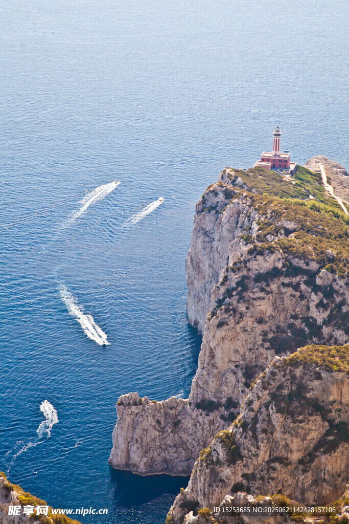 懸崖邊海景與航行船只
