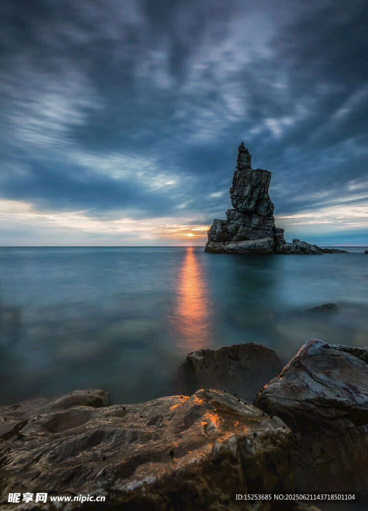 海邊孤巖日落美景