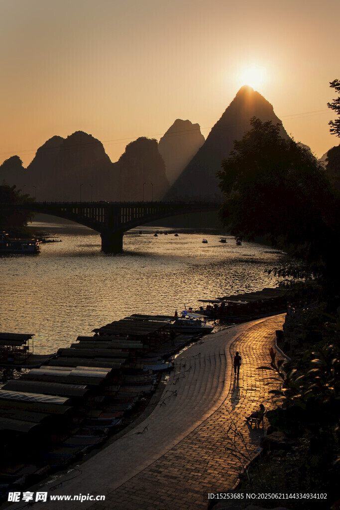 夕陽下的山水河畔美景