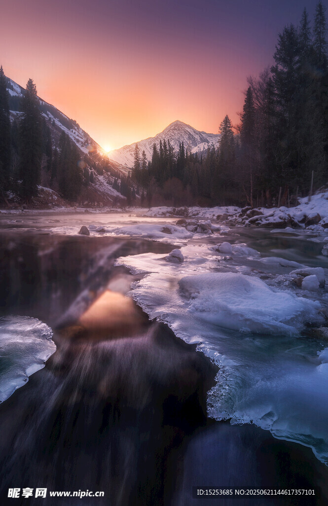 夕陽下的山間冰河美景