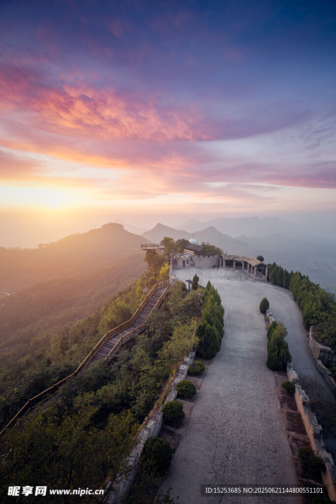 山間公路迎絢麗日出美景
