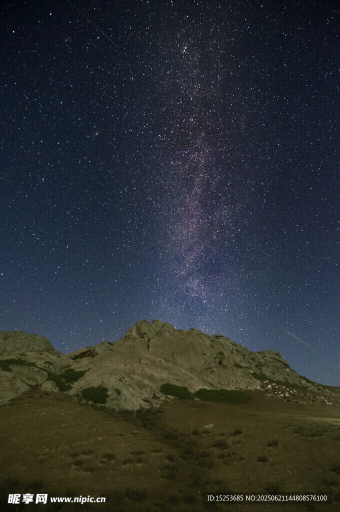 夜空下的山巒與璀璨星河