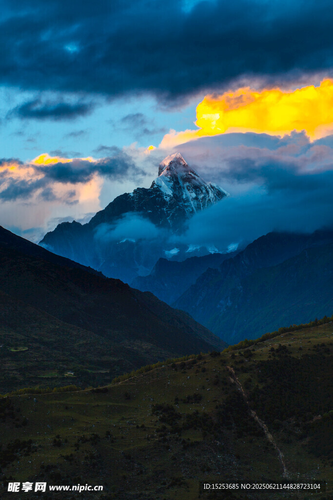 壯麗山景與絢爛霞光