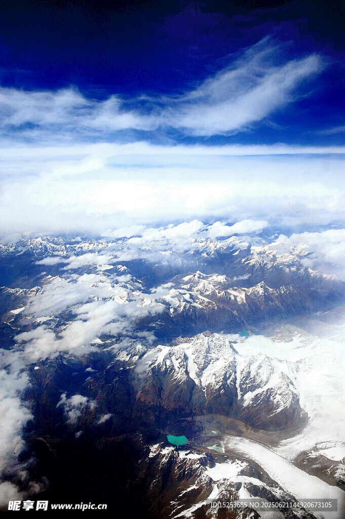 高空俯瞰壯麗雪山云海