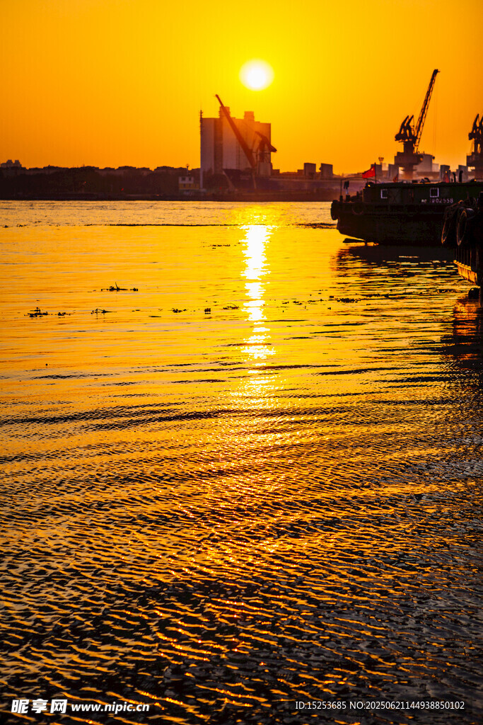 夕陽下的港口美景