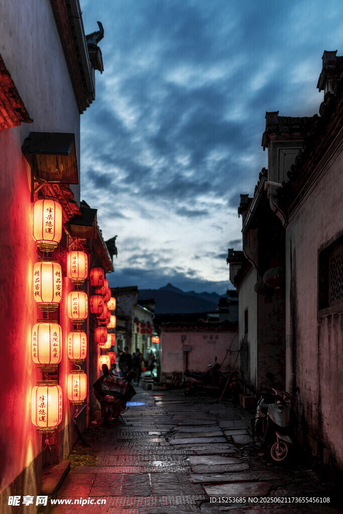 古巷夜色中點亮的紅燈籠