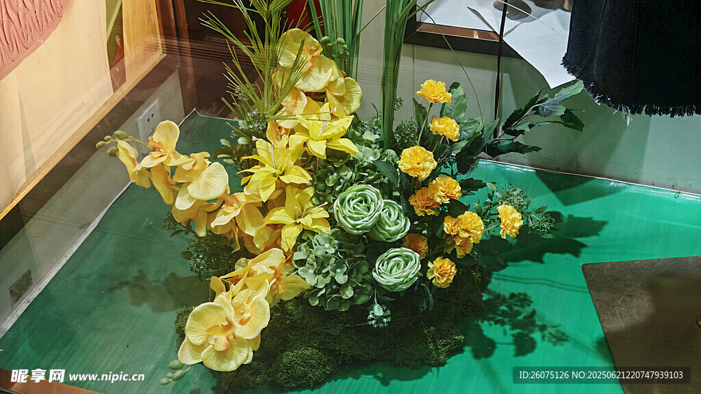 黃色花卉插花作品展示