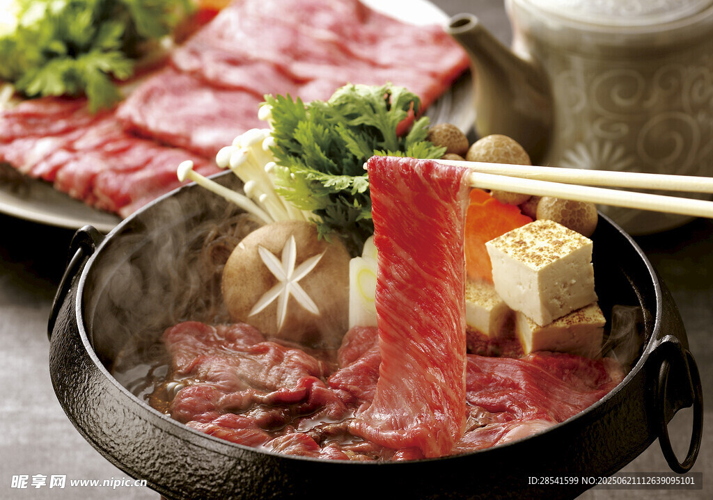 熱氣騰騰的美味涮牛肉