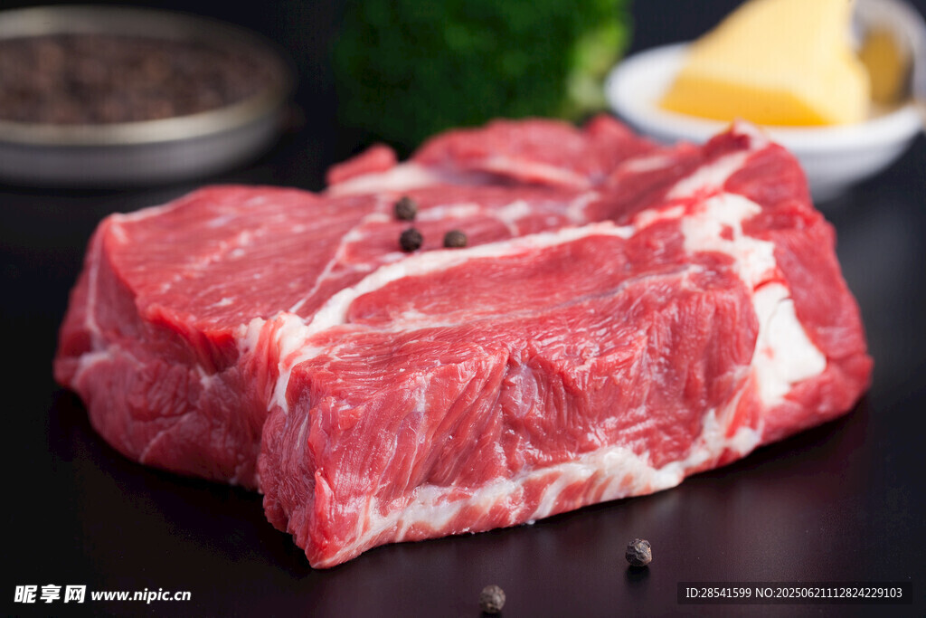 新鮮生牛肉切塊展示