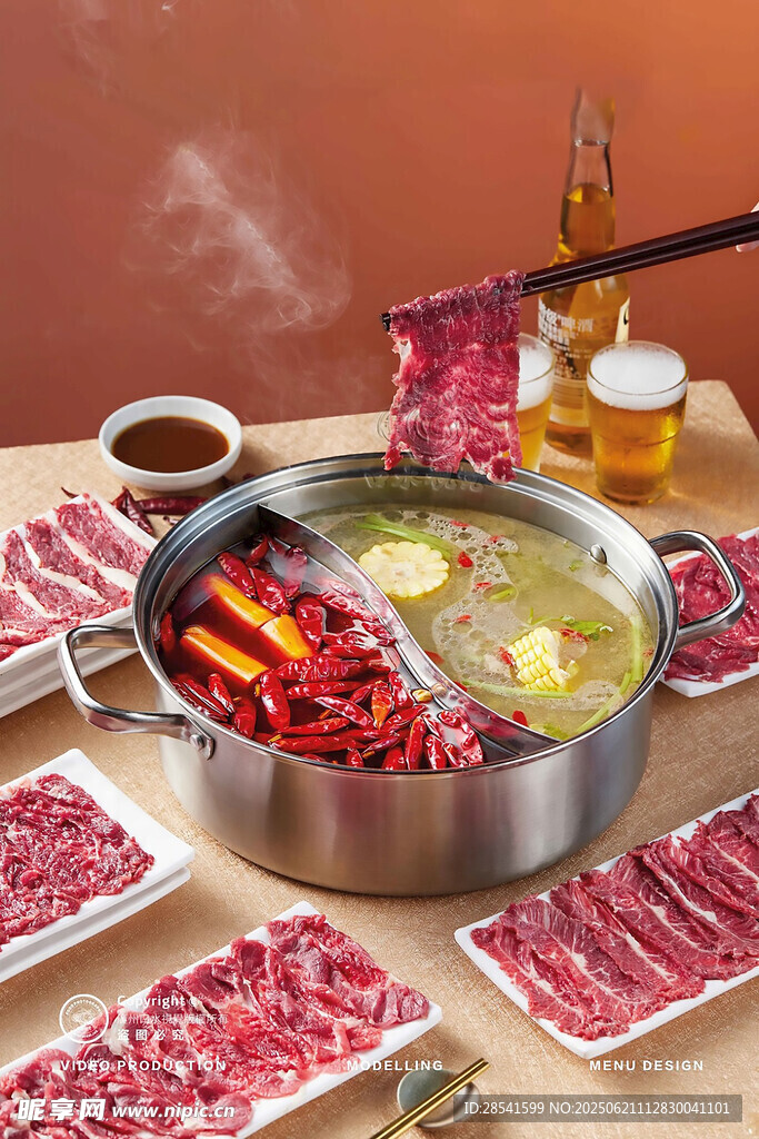 豐盛火鍋食材擺滿桌