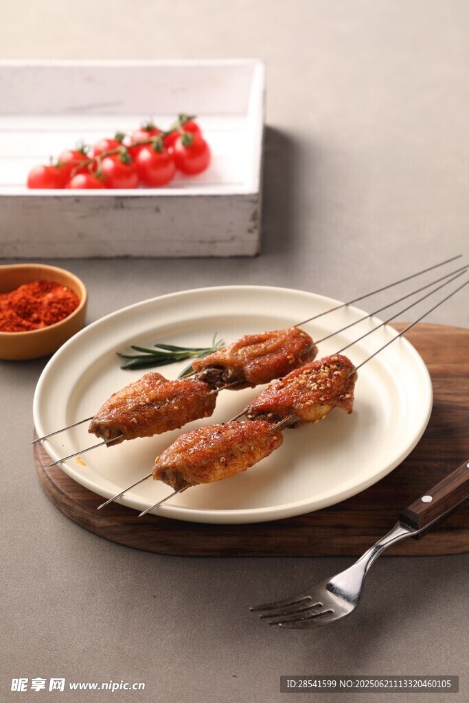 美味烤肉串搭配特色蘸料烤雞翅