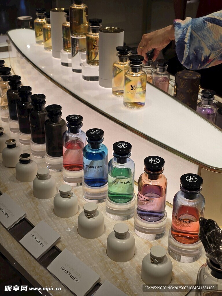 多彩香水瓶陳列展示