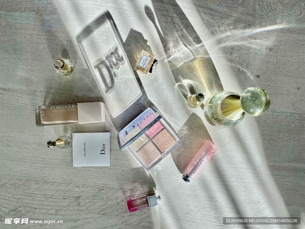 時尚美妝用品擺放展示