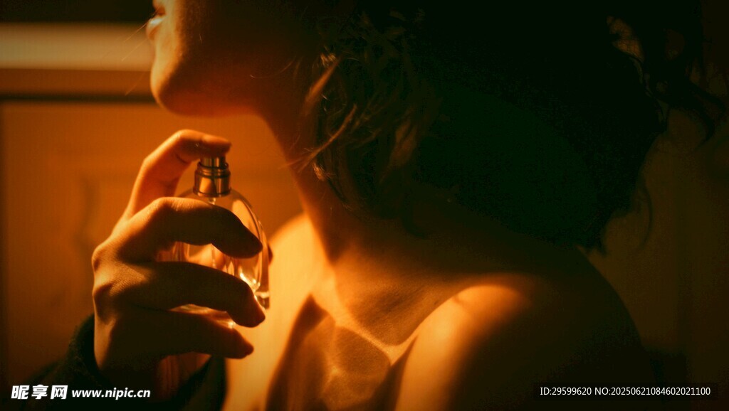 手持香水瓶的優(yōu)雅身影
