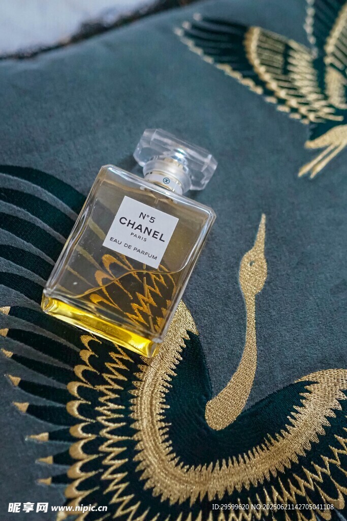 奢華香水瓶與精美織物圖案