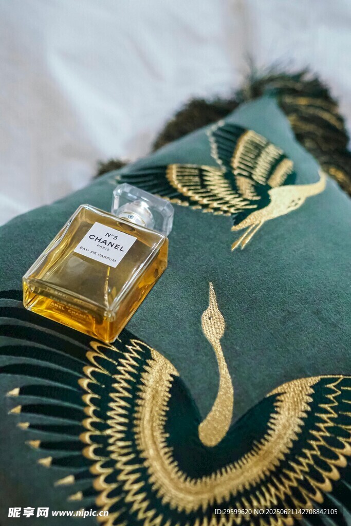 奢華香水瓶配精美刺繡織物