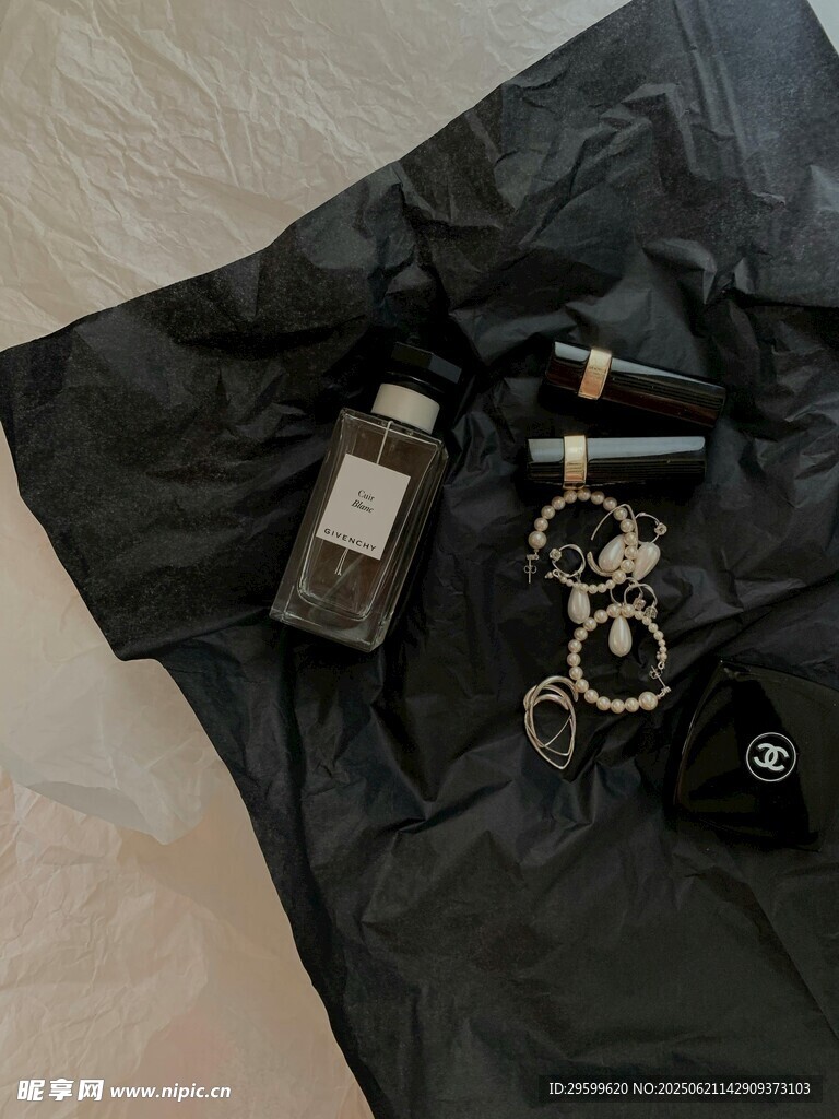 黑色布上的多樣精致小物