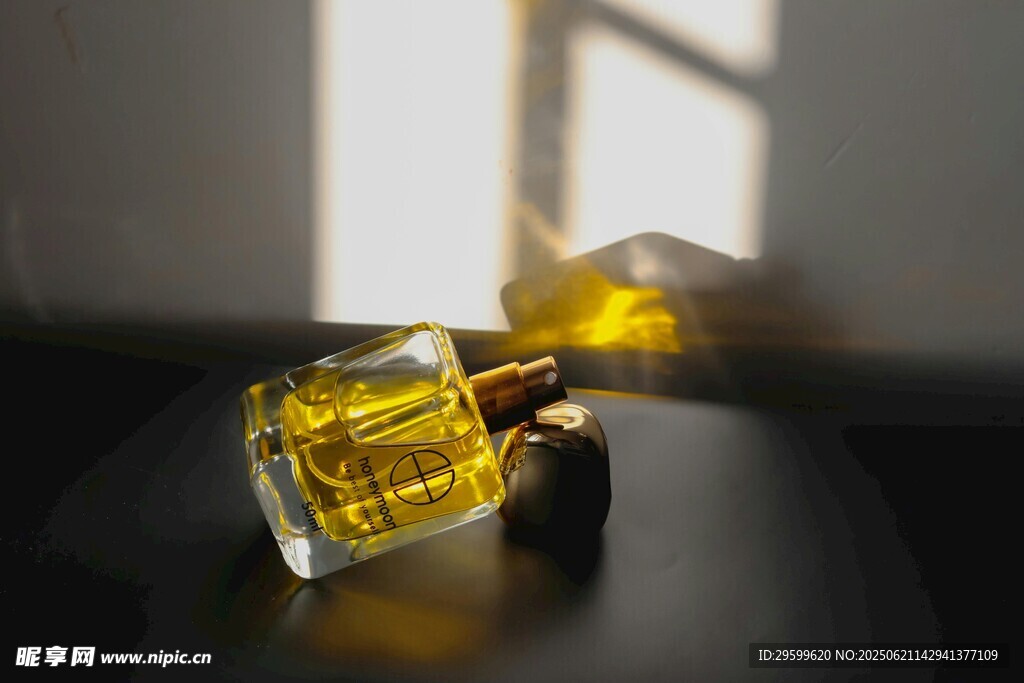 陽光下的精致香水瓶
