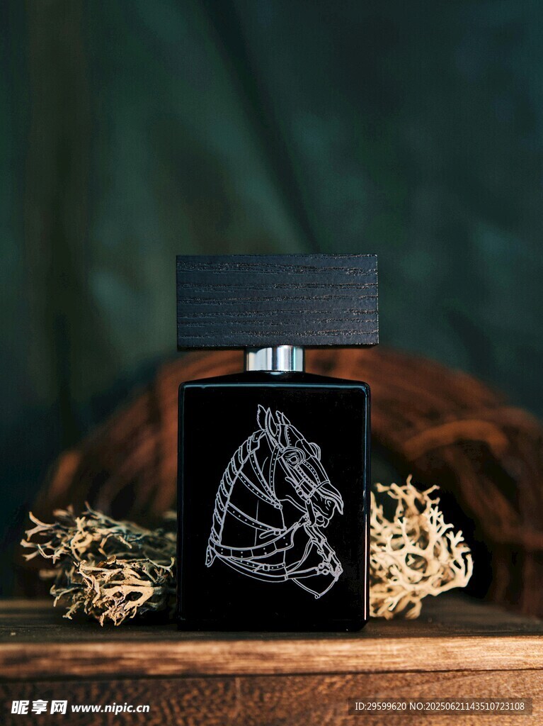 精致香水瓶與干花裝飾