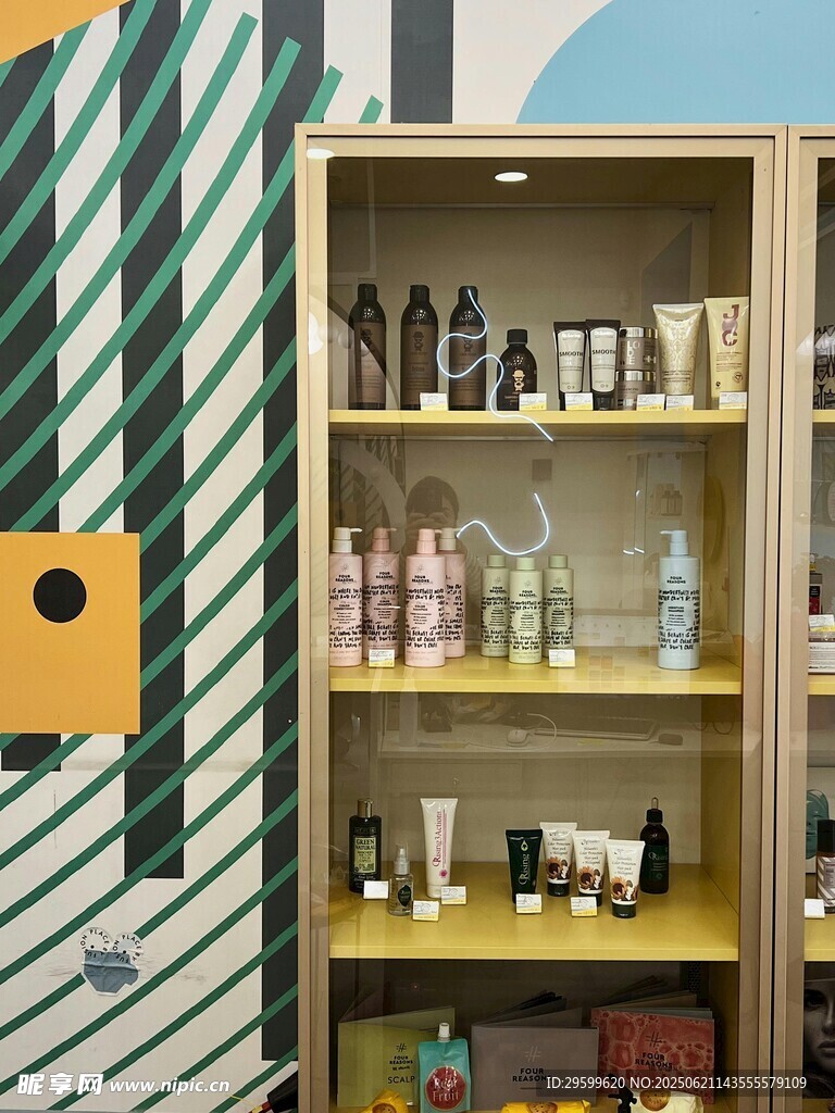 貨架上的多樣商品陳列