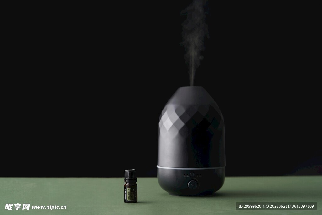 黑色加濕器散發(fā)裊裊霧氣