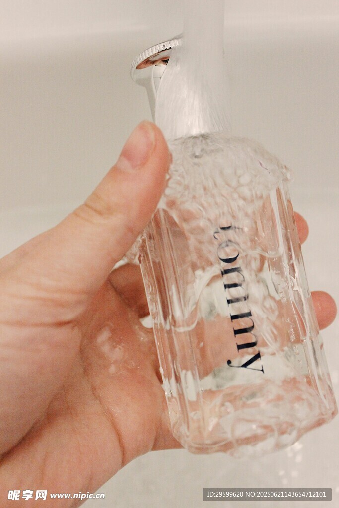 手持透明香水瓶特寫(xiě)