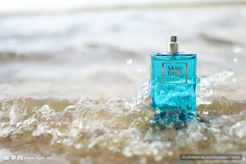 海邊藍(lán)色香水瓶濺起水花