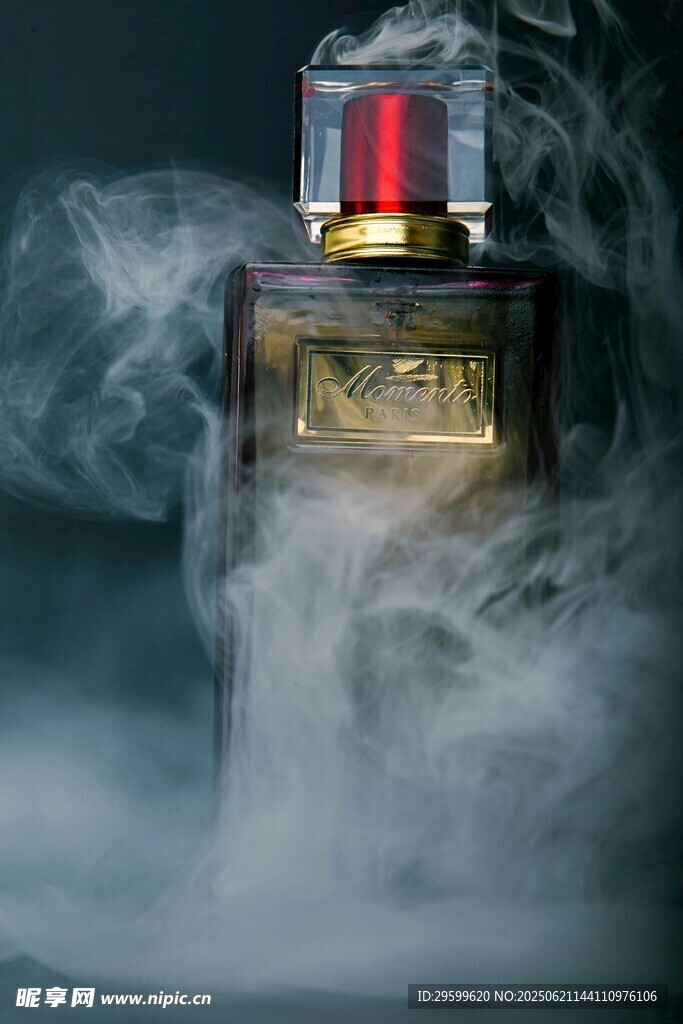神秘香水瓶散發繚繞煙霧