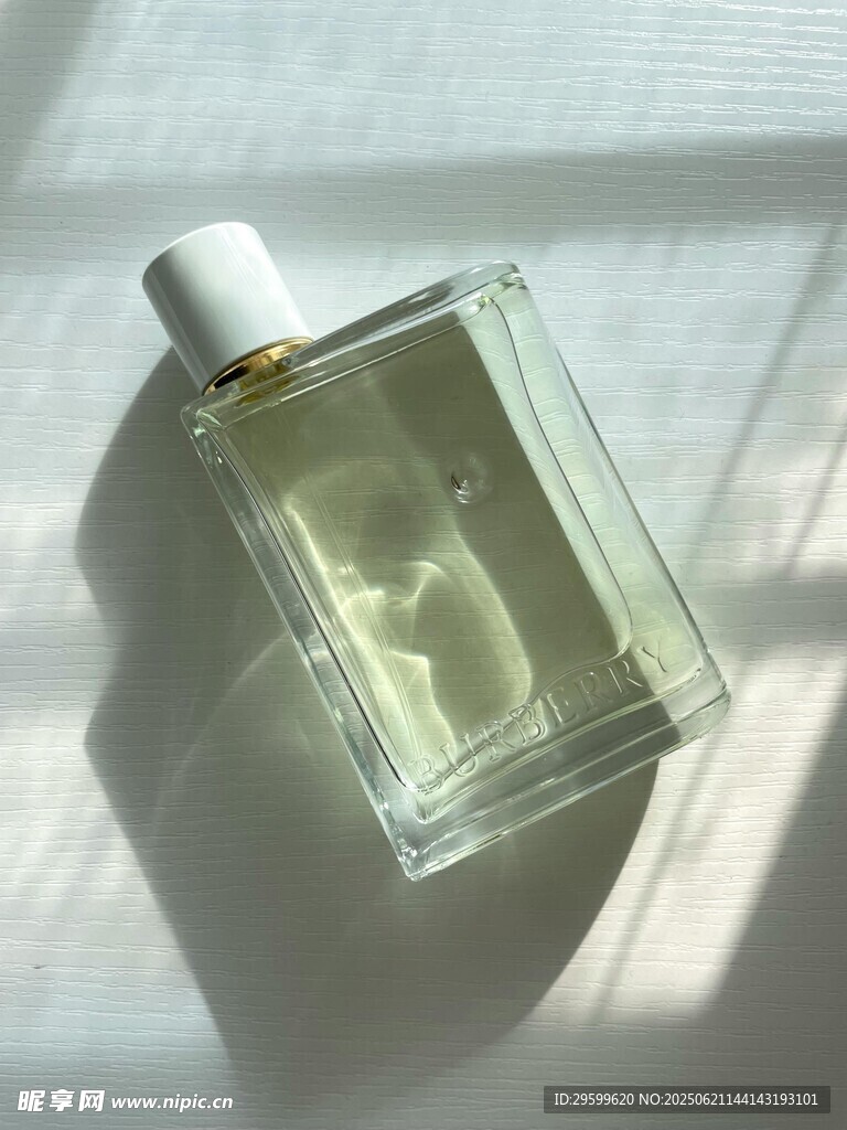 簡約方形香水瓶特寫