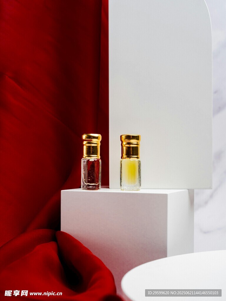 紅色背景下的精致護(hù)膚品