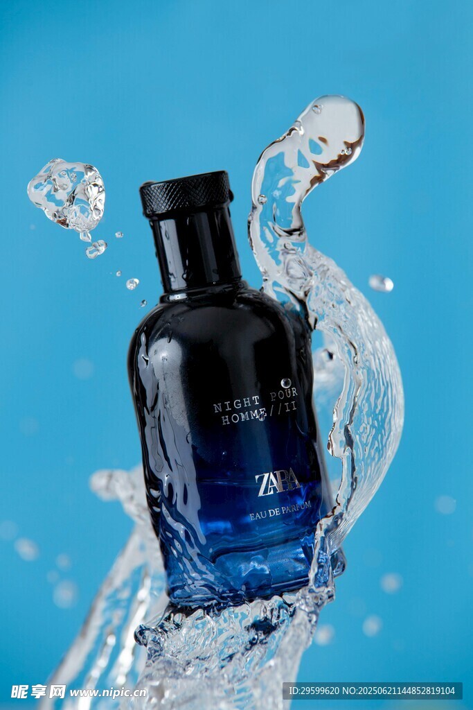 藍(lán)色香水瓶激起水花瞬間