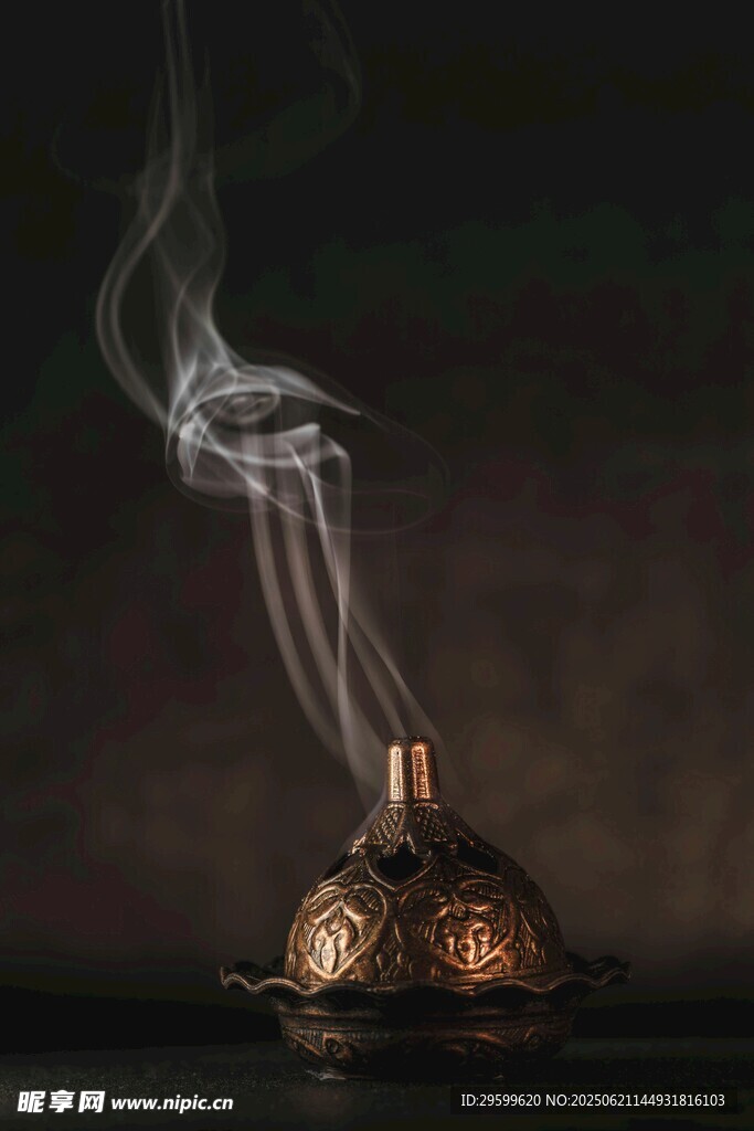 銅香爐裊裊青煙