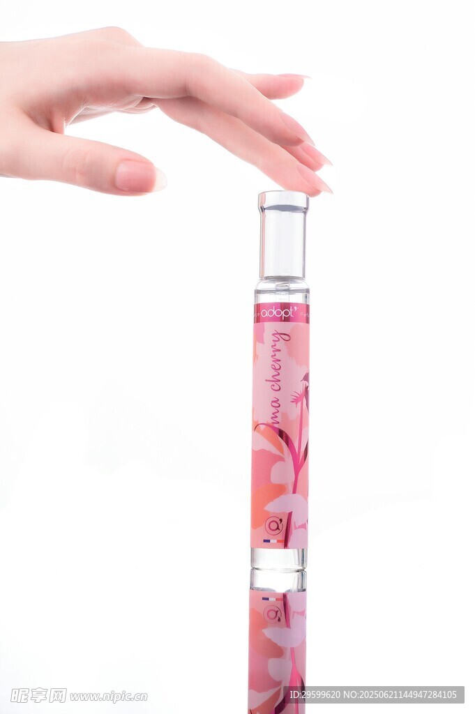 手觸粉色香水瓶