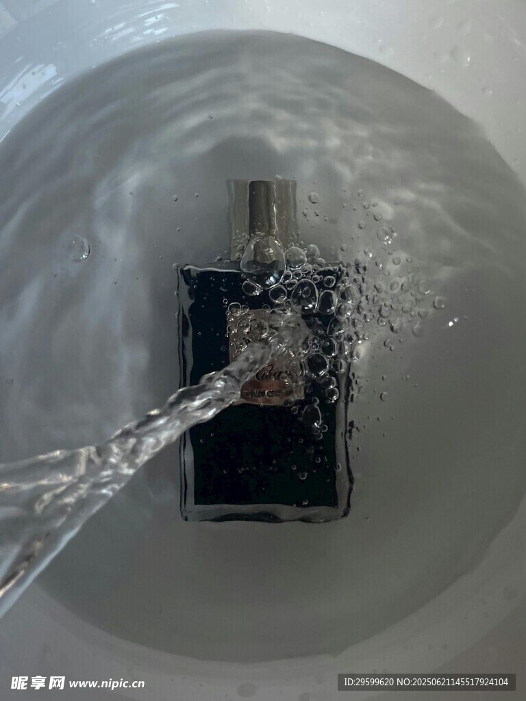 香水瓶置于水中水花四濺