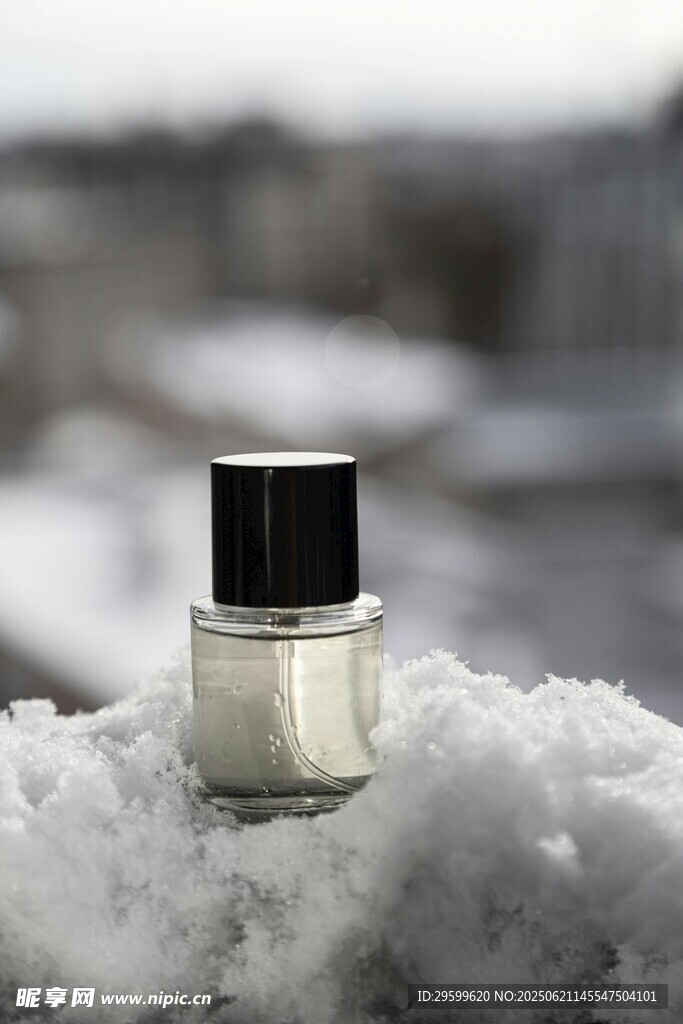 雪中的精致小瓶香水