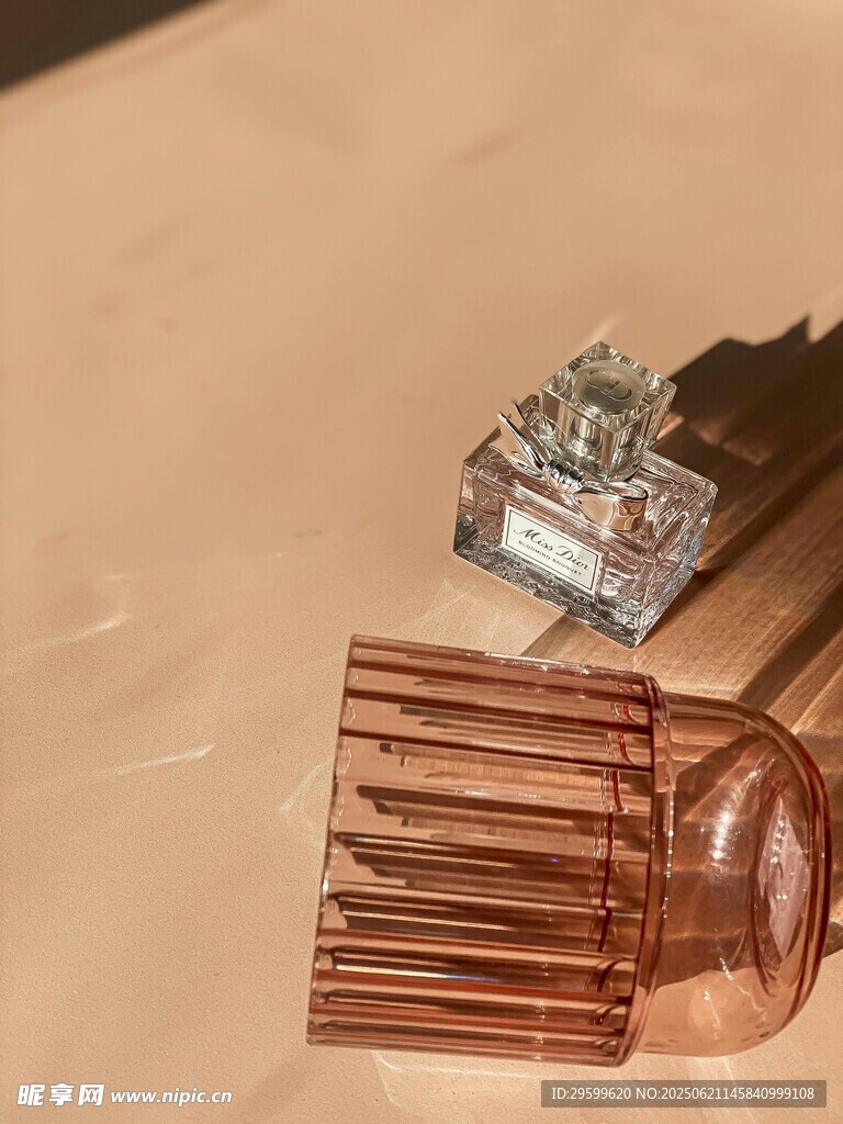 透明梳子與金屬小物