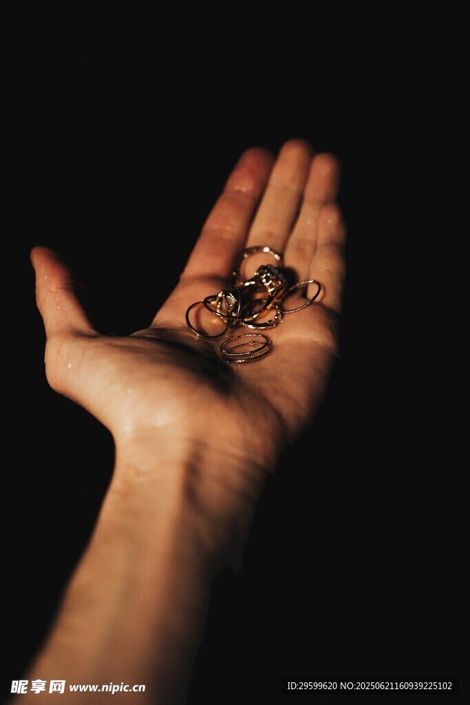 手中的精致金屬小物件