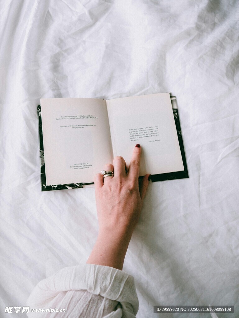 手撫書頁的靜謐閱讀時刻