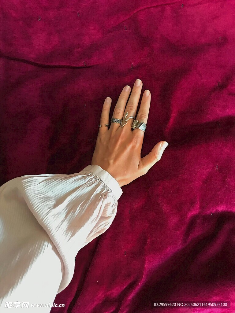 白色衣袖下的手部特寫