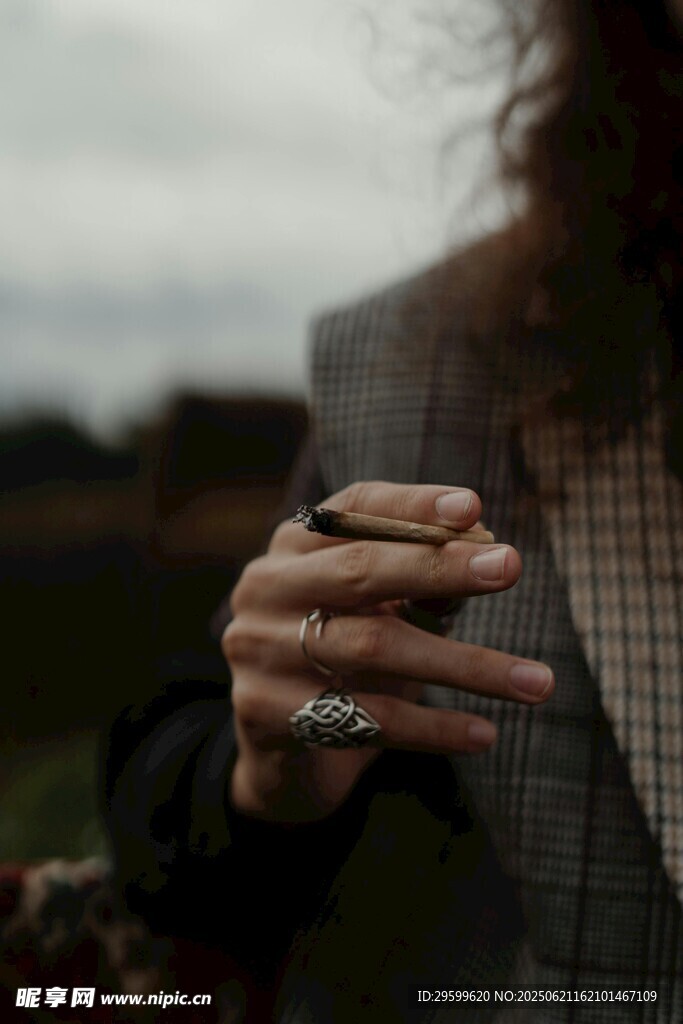 個性戒指裝飾的手部特寫