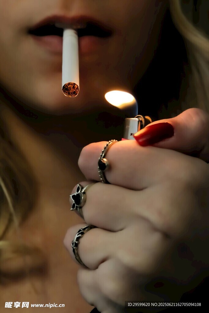 女性手持打火機點燃香煙