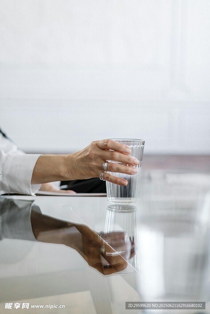 手捧水杯于辦公桌面