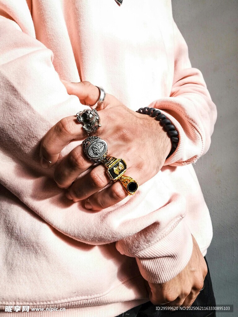 手戴個(gè)性飾品的時(shí)尚姿態(tài)