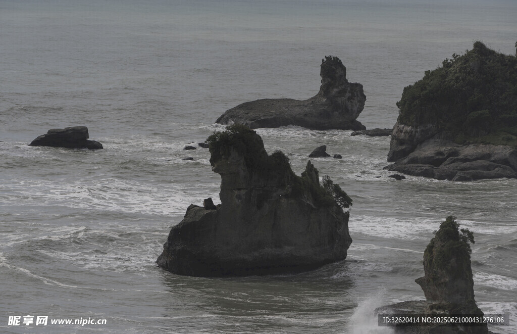海邊嶙峋礁石景觀