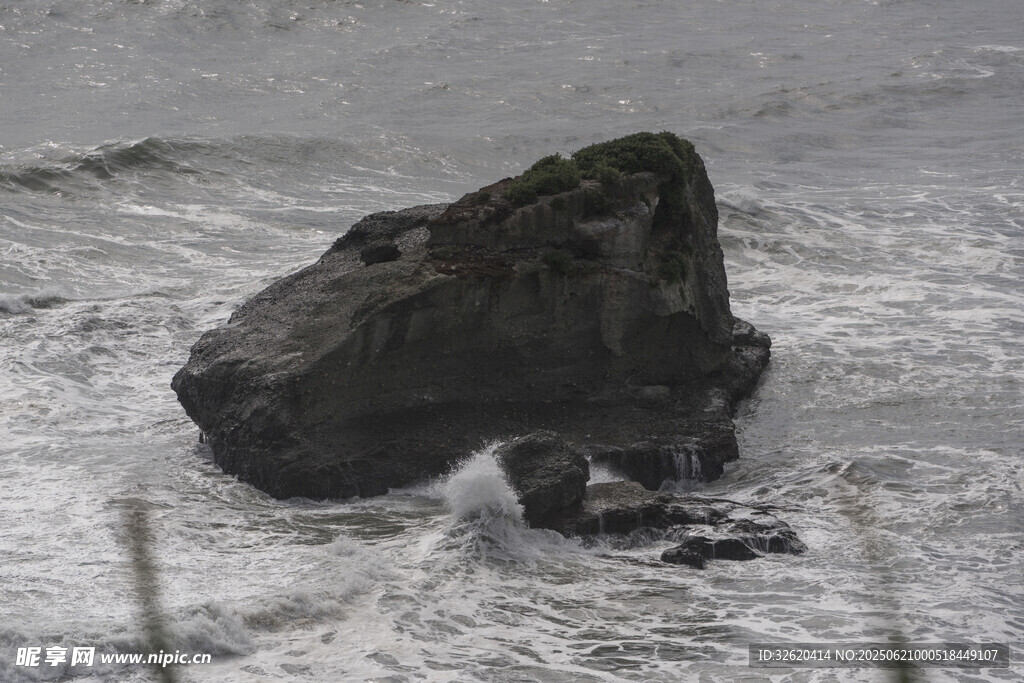 海中孤石